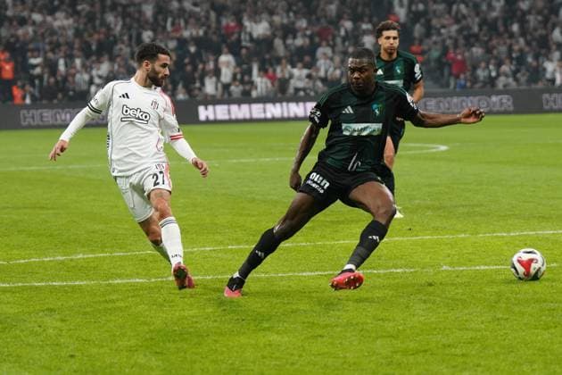 Rafa Silva (L) of Besiktas and Anfernee Dijksteel (R) of Kocaelispor battle for the ball during the Trendyol Super League match between Besiktas JK and Kocaelispor at Tupras Stadium on September 29, 2025 in Istanbul, Turkey. Istanbul TUPRAS STADIUM Turkey Copyright: xSeskimphotox Besiktas-Kocaeli_290925 (94)