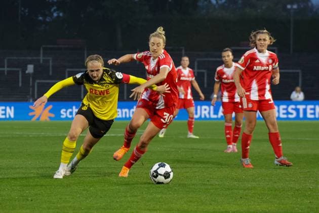 29 09 2025, xgrfx, Football DFB Cup Women 1 Round, Borussia Dortmund FC Bayern Munich v l Paula Reimann Borussia Dortmund , Carolin Simon FC Bayern Munich DFL DFB REGULATIONS PROHIBIT ANY USE OF PHOTOGRAPHS as IMAGE SEQUENCES and or QUASI VIDEO Dortmund