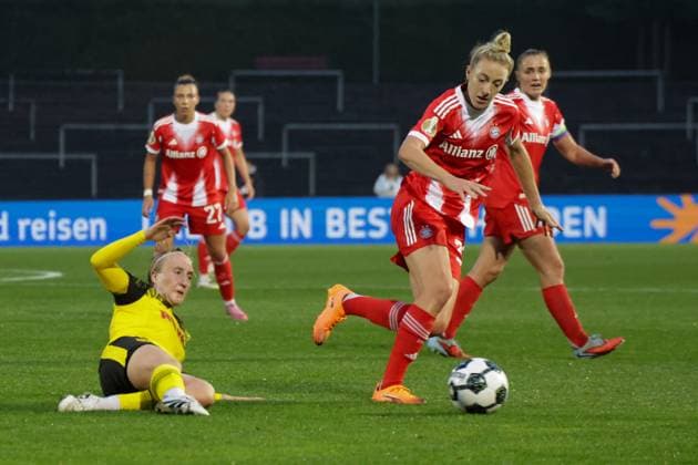 29 09 2025, xgrfx, Football DFB Cup Women 1 Round, Borussia Dortmund FC Bayern Munich v l Paula Reimann Borussia Dortmund , Carolin Simon FC Bayern Munich DFL DFB REGULATIONS PROHIBIT ANY USE OF PHOTOGRAPHS as IMAGE SEQUENCES and or QUASI VIDEO Dortmund