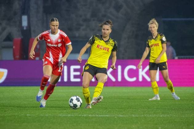 29 09 2025, xgrfx, Football DFB Cup Women 1 Round, Borussia Dortmund FC Bayern Munich v l Klara Bühl FC Bayern Munich , Jasmin Jabbes Borussia Dortmund DFL DFB REGULATIONS PROHIBIT ANY USE OF PHOTOGRAPHS as IMAGE SEQUENCES and or QUASI VIDEO Dortmund