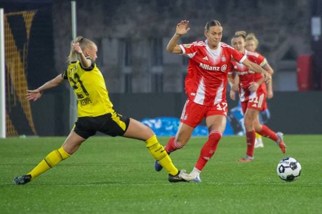 29 09 2025, xgrfx, Fußball DFB Pokal Frauen 1 Runde, Borussia Dortmund FC Bayern München v l Frederike Kempe Borussia Dortmund , Klara Bühl FC Bayern München DFL DFB REGULATIONS PROHIBIT ANY USE OF PHOTOGRAPHS as IMAGE SEQUENCES and or QUASI VIDEO Dortmund
