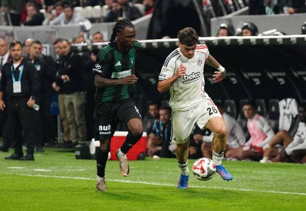 Jota Silva (R) of Besiktas and Rigoberto Rivas (L) of Kocaelispor battle for the ball during the Trendyol Super League match between Besiktas JK and Kocaelispor at Tupras Stadium on September 29, 2025 in Istanbul, Turkey. Istanbul TUPRAS STADIUM Turkey Copyright: xSeskimphotox Besiktas-Kocaeli_290925 (138)