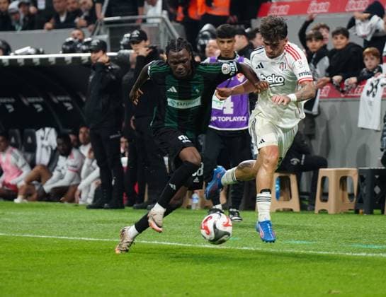 Jota Silva (R) of Besiktas and Rigoberto Rivas (L) of Kocaelispor battle for the ball during the Trendyol Super League match between Besiktas JK and Kocaelispor at Tupras Stadium on September 29, 2025 in Istanbul, Turkey. Istanbul TUPRAS STADIUM Turkey Copyright: xSeskimphotox Besiktas-Kocaeli_290925 (139)