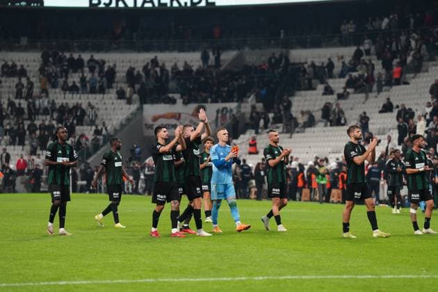 Players of Kocaelispor wave to the fans before the Trendyol Super League match between Besiktas JK and Kocaelispor at Tupras Stadium on September 29, 2025 in Istanbul, Turkey. Istanbul TUPRAS STADIUM Turkey Copyright: xSeskimphotox Besiktas-Kocaeli_290925 (144)