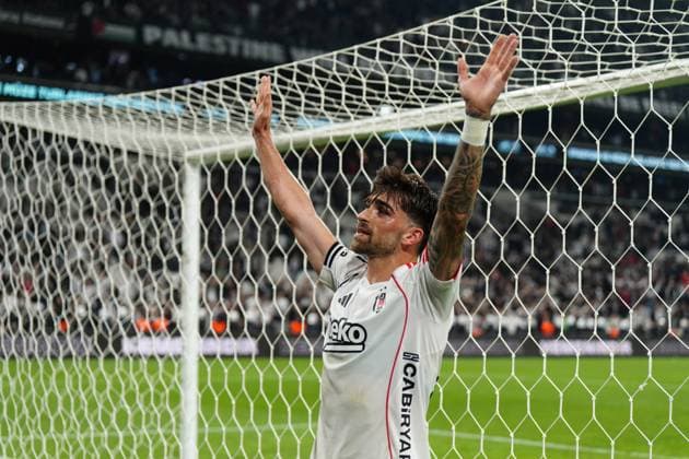 Jota Silva of Besiktas celebrates with fans after the Trendyol Super League match between Besiktas JK and Kocaelispor at Tupras Stadium on September 29, 2025 in Istanbul, Turkey. Istanbul TUPRAS STADIUM Turkey Copyright: xSeskimphotox Besiktas-Kocaeli_290925 (158)