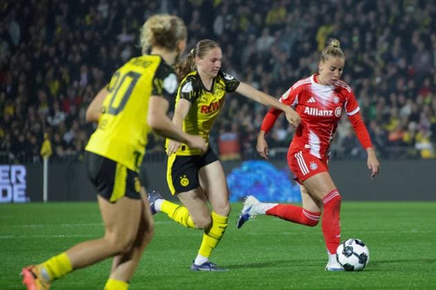29 09 2025, xgrfx, Football DFB Cup Women 1 Round, Borussia Dortmund FC Bayern Munich v l Annika Enderle Borussia Dortmund , Giulia Gwinn FC Bayern Munich DFL DFB REGULATIONS PROHIBIT ANY USE OF PHOTOGRAPHS as IMAGE SEQUENCES and or QUASI VIDEO Dortmund