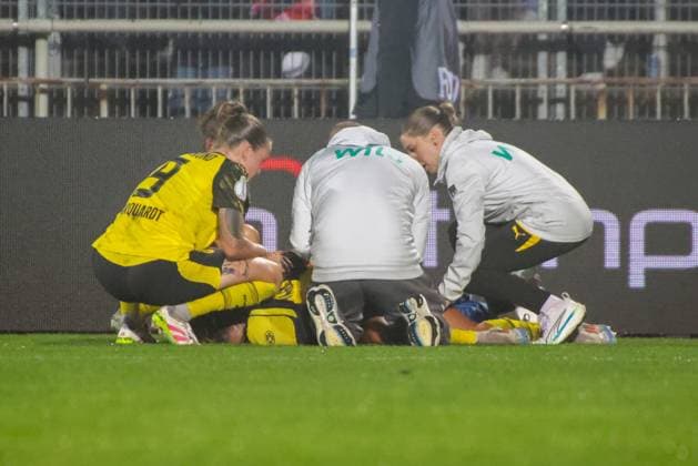 29 09 2025, xgrfx, Football DFB Cup Women 1 Round, Borussia Dortmund FC Bayern Munich v l Injury, Jenske Steenwijk Borussia Dortmund DFL DFB REGULATIONS PROHIBIT ANY USE OF PHOTOGRAPHS as IMAGE SEQUENCES and or QUASI VIDEO Dortmund