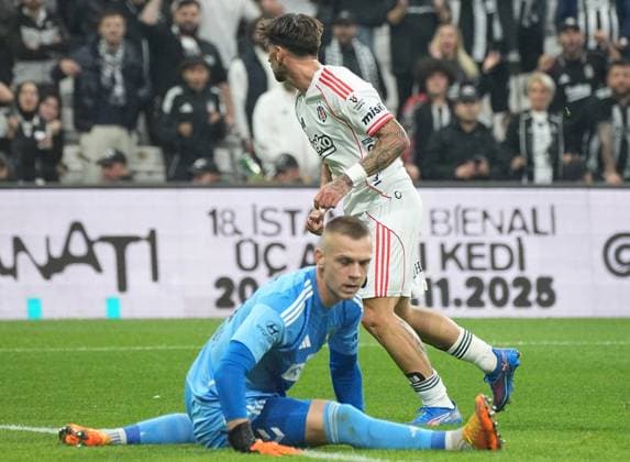Jota Silva of Besiktas and Goalkeeper Aleksandar Jovanovic of Kocaelispor battle for the ball during the Trendyol Super League match between Besiktas JK and Kocaelispor at Tupras Stadium on September 29, 2025 in Istanbul, Turkey. Istanbul TUPRAS STADIUM Turkey Copyright: xSeskimphotox Besiktas-Kocaeli_290925 (167)
