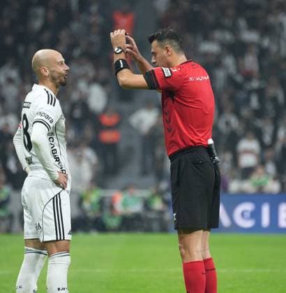 Vaclav Cerny of Besiktas reacts to referee Ali Sansalan during the Trendyol Super League match between Besiktas JK and Kocaelispor at Tupras Stadium on September 29, 2025 in Istanbul, Turkey. Istanbul TUPRAS STADIUM Turkey Copyright: xSeskimphotox Besiktas-Kocaeli_290925 (171)