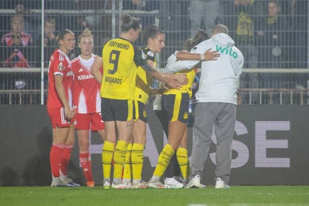 29 09 2025, xgrfx, Football DFB Cup Women 1 Round, Borussia Dortmund FC Bayern Munich v l Injury, Jenske Steenwijk Borussia Dortmund DFL DFB REGULATIONS PROHIBIT ANY USE OF PHOTOGRAPHS as IMAGE SEQUENCES and or QUASI VIDEO Dortmund