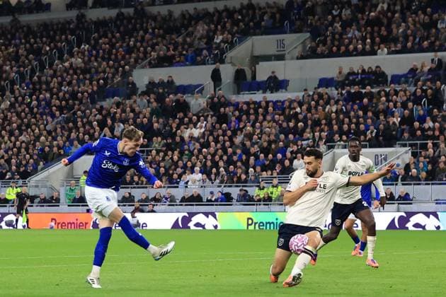 29th September 2025; Hill Dickinson Stadium, Liverpool, England; Premier League Football, Everton versus West Ham United; James Garner of Everton sees his shot blocked by Max Kilman of West Ham United  DavidxBlunsden