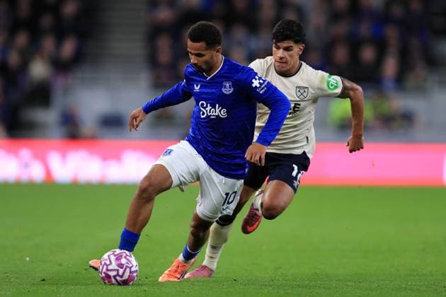 29th September 2025; Hill Dickinson Stadium, Liverpool, England; Premier League Football, Everton versus West Ham United; Iliman Ndiaye of Everton is chased by Mateus Fernandez of West Ham United  DavidxBlunsden