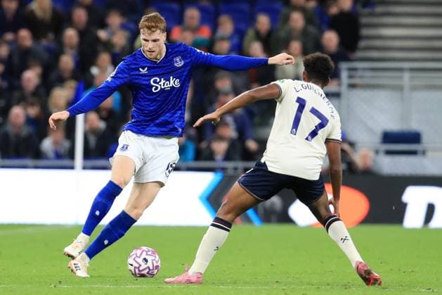 29th September 2025; Hill Dickinson Stadium, Liverpool, England; Premier League Football, Everton versus West Ham United; Jake O& x2019;Brien of Everton takes on Luis Guilherme of West Ham  DavidxBlunsden
