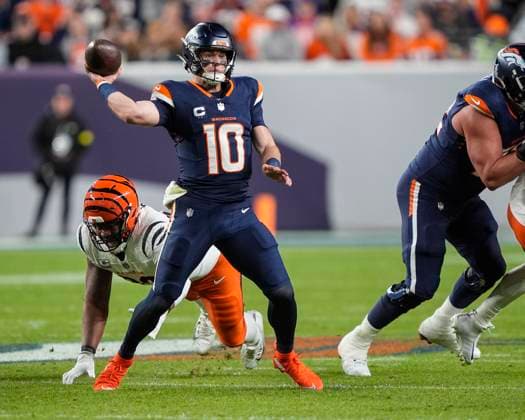 September 29, 2025: Denver Broncos quarterback Bo Nix (10) throws a pass in the first half of the football game between the Denver Broncos and Cincinnati Bengals. CSM. - ZUMAc04_ 20250929_zma_c04_035 Copyright: xDerekxRegensburgerx