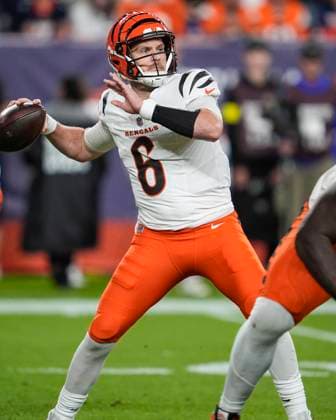 September 29, 2025: Cincinnati Bengals quarterback Jake Browning (6) sets to throw a pass in the first half of the football game between the Denver Broncos and Cincinnati Bengals. CSM. - ZUMAc04_ 20250929_zma_c04_038 Copyright: xDerekxRegensburgerx