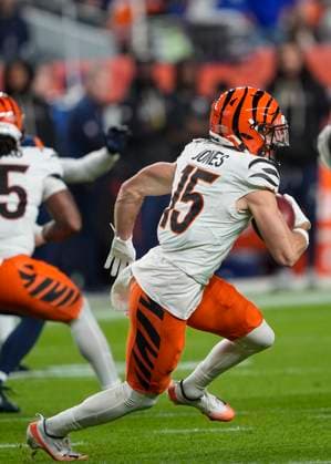 September 29, 2025: Cincinnati Bengals wide receiver Charlie Jones (15) returns a kickoff in the first half of the football game between the Denver Broncos and Cincinnati Bengals. CSM. - ZUMAc04_ 20250929_zma_c04_043 Copyright: xDerekxRegensburgerx