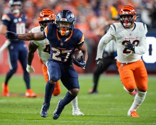 September 29, 2025: Denver Broncos running back J.K. Dobbins (27) breaks free for a long run in the first half of the football game between the Denver Broncos and Cincinnati Bengals. CSM. - ZUMAc04_ 20250929_zma_c04_045 Copyright: xDerekxRegensburgerx