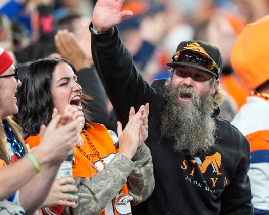 September 29, 2025: A Broncos fan looks to high-five another in the first half of the football game between the Denver Broncos and Cincinnati Bengals. CSM. - ZUMAc04_ 20250929_zma_c04_049 Copyright: xDerekxRegensburgerx