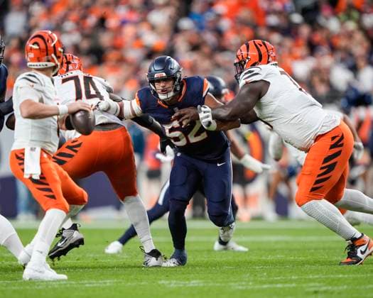September 29, 2025: Denver Broncos linebacker Jonah Elliss (52) canÃ¢â‚¬â ¢t get to Cincinnati Bengals quarterback Jake Browning (6) in the first half of the football game between the Denver Broncos and Cincinnati Bengals. CSM. - ZUMAc04_ 20250929_zma_c04_055 Copyright: xDerekxRegensburgerx