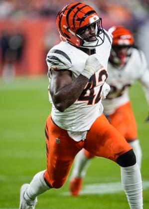 September 29, 2025: Cincinnati Bengals inside linebacker Oren Burks (42) tries to chase down a receiver in the first half of the football game between the Denver Broncos and Cincinnati Bengals. CSM. - ZUMAc04_ 20250929_zma_c04_056 Copyright: xDerekxRegensburgerx