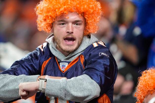 September 29, 2025: A Denver Broncos fan signals illegal procedure in the first half of the football game between the Denver Broncos and Cincinnati Bengals. CSM. - ZUMAc04_ 20250929_zma_c04_057 Copyright: xDerekxRegensburgerx