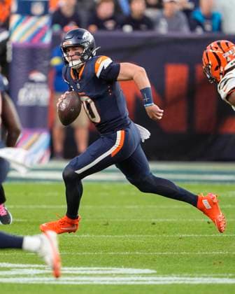 September 29, 2025: Denver Broncos quarterback Bo Nix (10) looks to throw in the first half of the football game between the Denver Broncos and Cincinnati Bengals. CSM. - ZUMAc04_ 20250929_zma_c04_060 Copyright: xDerekxRegensburgerx