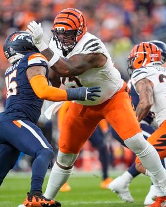 September 29, 2025: Cincinnati Bengals offensive tackle Orlando Brown (75) battles Denver Broncos linebacker Nik Bonitto (15) in the first half of the football game between the Denver Broncos and Cincinnati Bengals. CSM. - ZUMAc04_ 20250929_zma_c04_061 Copyright: xDerekxRegensburgerx