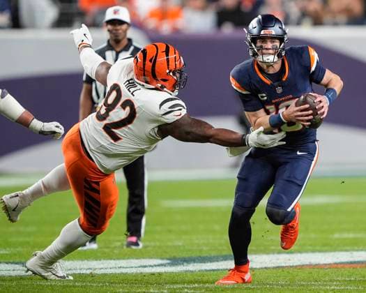 September 29, 2025: Denver Broncos quarterback Bo Nix (10) avoids the sack of Cincinnati Bengals defensive end BJ. Hill (92) in the first half of the football game between the Denver Broncos and Cincinnati Bengals. CSM. - ZUMAc04_ 20250929_zma_c04_062 Copyright: xDerekxRegensburgerx