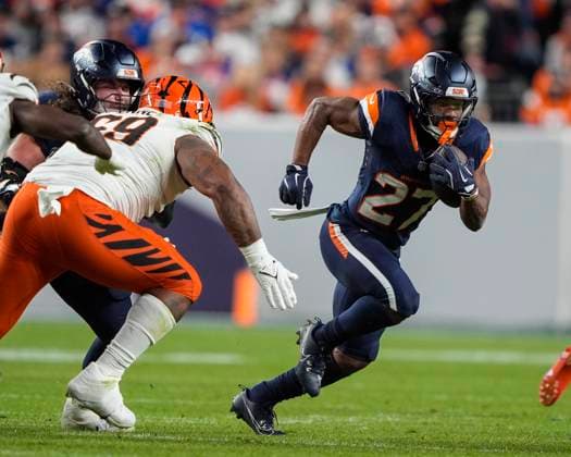 September 29, 2025: Denver Broncos running back J.K. Dobbins (27) breaks into the open field in the first half of the football game between the Denver Broncos and Cincinnati Bengals. CSM. - ZUMAc04_ 20250929_zma_c04_067 Copyright: xDerekxRegensburgerx