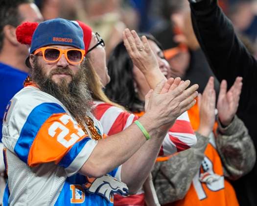September 29, 2025: Broncos fans celebrate a touchdown in the first half of the football game between the Denver Broncos and Cincinnati Bengals. CSM. - ZUMAc04_ 20250929_zma_c04_071 Copyright: xDerekxRegensburgerx