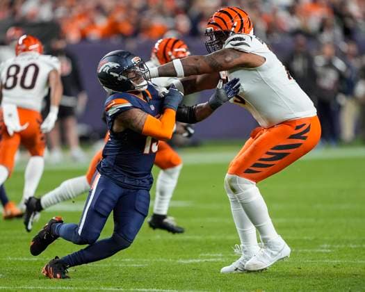 September 29, 2025: Denver Broncos linebacker Nik Bonitto (15) is blocked by Cincinnati Bengals offensive tackle Orlando Brown (75) in the second half of the football game between the Denver Broncos and Cincinnati Bengals. CSM. - ZUMAc04_ 20250929_zma_c04_078 Copyright: xDerekxRegensburgerx