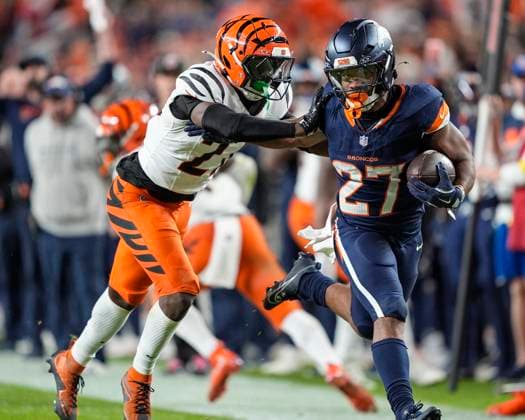 September 29, 2025: Denver Broncos running back J.K. Dobbins (27) is pushed out of bounds by a Cincinnati defender in the second half of the football game between the Denver Broncos and Cincinnati Bengals. CSM. - ZUMAc04_ 20250929_zma_c04_082 Copyright: xDerekxRegensburgerx