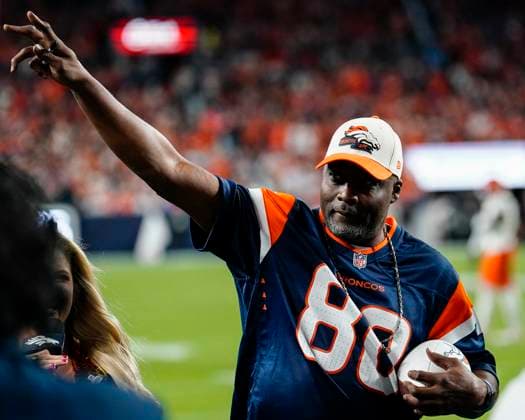September 29, 2025: Broncos great Rod Smith acknowledges the crowd during a timeout in the second half of the football game between the Denver Broncos and Cincinnati Bengals. CSM. - ZUMAc04_ 20250929_zma_c04_083 Copyright: xDerekxRegensburgerx