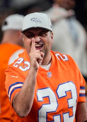 September 29, 2025: A Denver fan celebrates his teamÃ¢â‚¬â ¢s good play in the second half of the football game between the Denver Broncos and Cincinnati Bengals. CSM. - ZUMAc04_ 20250929_zma_c04_085 Copyright: xDerekxRegensburgerx
