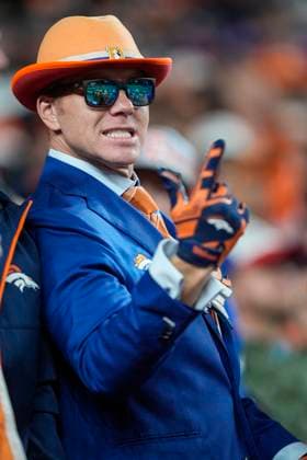 September 29, 2025: A Denver fan in blue and orange cheers on his team in the second half of the football game between the Denver Broncos and Cincinnati Bengals. CSM. - ZUMAc04_ 20250929_zma_c04_092 Copyright: xDerekxRegensburgerx