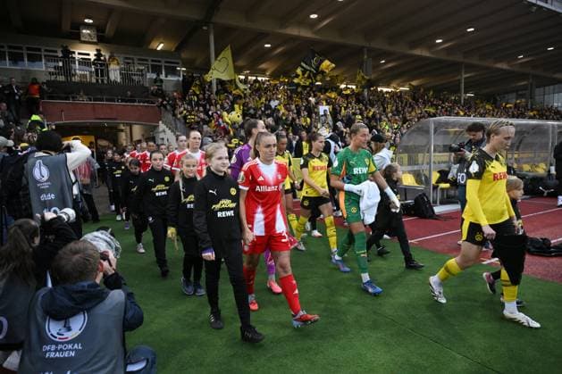 The teams run in with the run-in children, front left team captain Georgia Stanway FC Bayern 29 09 2025, Football, DFB Pokal Women 2025 26, 1 round Borussia Dortmund FC Bayern München DFB regulations prohibit any use of photographs as image sequences and or quasi video Dortmund Stadion Rote Erde Nordrhein Westfalen Germany Team2
