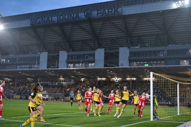 Penalty area action at Rote Erde Stadion, behind it Signal Iduna Park 29 09 2025, Football, DFB Pokal Frauen 2025 26, 1 Runde Borussia Dortmund FC Bayern München 0 2 DFB regulations prohibit any use of photographs as image sequences and or quasi video Dortmund Stadion Rote Erde Nordrhein Westfalen Germany Team2