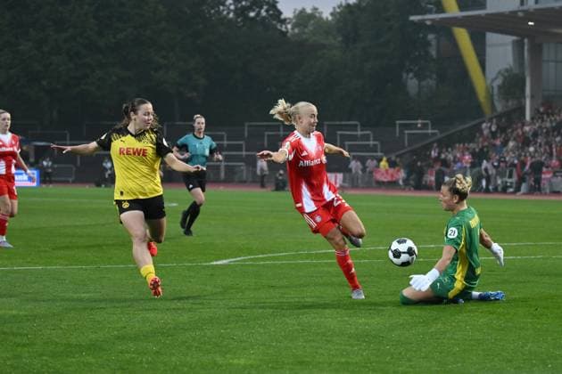 Pernille Harder FC Bayern , mi , fails against goalkeeper Laura van der Laan Borussia Dortmund 29 09 2025, Football, DFB Pokal Frauen 2025 26, 1 Runde Borussia Dortmund FC Bayern München DFB regulations prohibit any use of photographs as image sequences and or quasi video Dortmund Stadion Rote Erde Nordrhein Westfalen Germany Team2