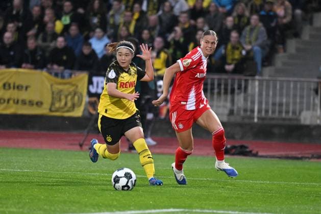 Klara Bühl FC Bayern , re , against Sara Ito Borussia Dortmund 29 09 2025, Football, DFB Pokal Women 2025 26, 1 round Borussia Dortmund FC Bayern Munich DFB regulations prohibit any use of photographs as image sequences and or quasi video Dortmund Stadion Rote Erde Nordrhein Westfalen Germany Team2