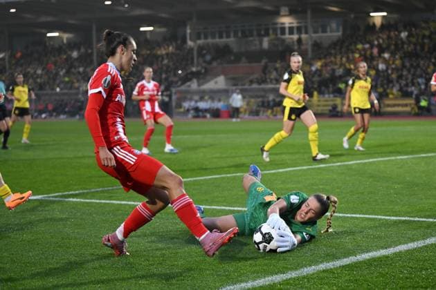 Natalia Padilla Bidas FC Bayern fails against goalkeeper Laura van der Laan Borussia Dortmund 29 09 2025, Fußball, DFB Pokal Frauen 2025 26, 1 Runde Borussia Dortmund FC Bayern München DFB regulations prohibit any use of photographs as image sequences and or quasi video Dortmund Stadion Rote Erde Nordrhein Westfalen Germany Team2
