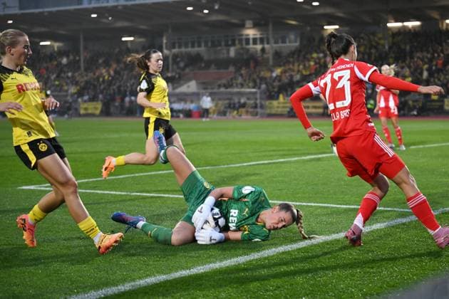 Natalia Padilla Bidas FC Bayern , re , fails to beat goalkeeper Laura van der Laan Borussia Dortmund 29 09 2025, Football, DFB Pokal Frauen 2025 26, 1 Runde Borussia Dortmund FC Bayern München DFB regulations prohibit any use of photographs as image sequences and or quasi video Dortmund Stadion Rote Erde Nordrhein Westfalen Germany Team2