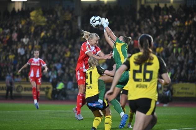 Goalkeeper Laura van der Laan Borussia Dortmund saves against Pernille Harder FC Bayern 29 09 2025, Football, DFB Pokal Frauen 2025 26, 1 Runde Borussia Dortmund FC Bayern München DFB regulations prohibit any use of photographs as image sequences and or quasi video Dortmund Stadion Rote Erde Nordrhein Westfalen Germany Team2
