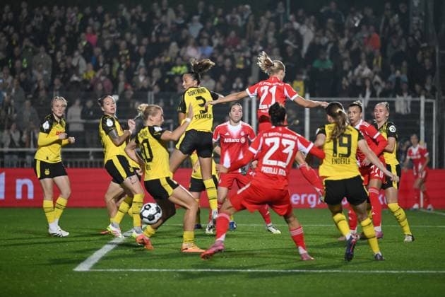 Header action in BVB penalty area 29 09 2025, Football, DFB Pokal Women 2025 26, 1 round Borussia Dortmund FC Bayern Munich DFB regulations prohibit any use of photographs as image sequences and or quasi video Dortmund Stadion Rote Erde Nordrhein Westfalen Germany Team2