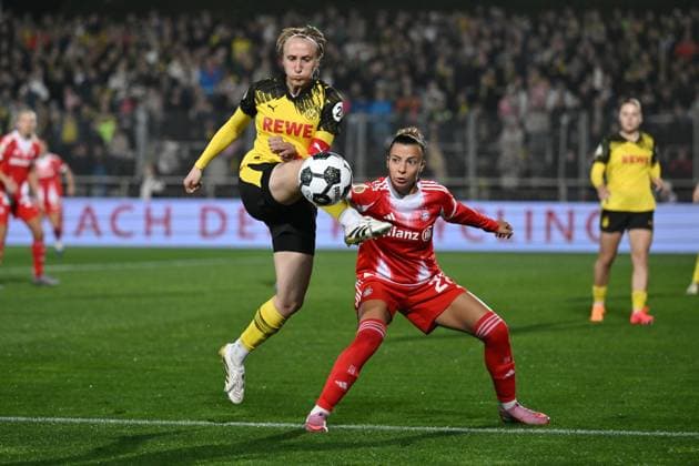 Paula Reimann Borussia Dortmund , li , against Arianna Caruso FC Bayern 29 09 2025, Soccer, DFB Pokal Women 2025 26, 1 round Borussia Dortmund FC Bayern Munich DFB regulations prohibit any use of photographs as image sequences and or quasi video Dortmund Stadion Rote Erde Nordrhein Westfalen Germany Team2