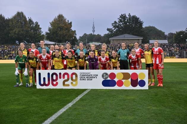 Joint team photo with the banner for the bid for the 2029 European Womens Championship 29 09 2025, Football, DFB Pokal Frauen 2025 26, 1 Runde Borussia Dortmund FC Bayern München DFB regulations prohibit any use of photographs as image sequences and or quasi video Dortmund Stadion Rote Erde Nordrhein Westfalen Germany Team2
