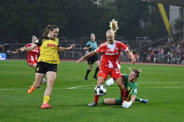 Pernille Harder FC Bayern , mi , fails against goalkeeper Laura van der Laan Borussia Dortmund 29 09 2025, Football, DFB Pokal Frauen 2025 26, 1 Runde Borussia Dortmund FC Bayern München DFB regulations prohibit any use of photographs as image sequences and or quasi video Dortmund Stadion Rote Erde Nordrhein Westfalen Germany Team2