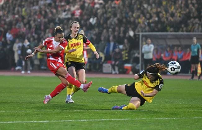 Arianna Caruso FC Bayern , li , with a shot on goal 29 09 2025, Football, DFB Pokal Frauen 2025 26, 1 Runde Borussia Dortmund FC Bayern München DFB regulations prohibit any use of photographs as image sequences and or quasi video Dortmund Stadion Rote Erde Nordrhein Westfalen Germany Team2