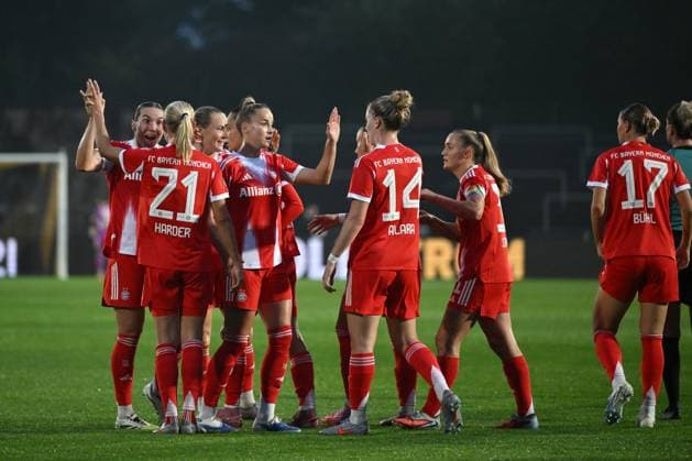 Bayerns players celebrate the 0 2 by Pernille Harder FC Bayern , 2 from left , center Giulia Gwinn FC Bayern 29 09 2025, Football, DFB Pokal Frauen 2025 26, 1 Runde Borussia Dortmund FC Bayern München DFB regulations prohibit any use of photographs as image sequences and or quasi video Dortmund Stadion Rote Erde Nordrhein Westfalen Germany Team2
