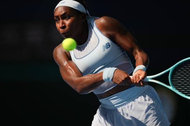(250930) -- BEIJING, Sept. 30, 2025 -- Coco Gauff hits a return during the women s singles fourth round match between Coco Gauff of the United States and Belinda Bencic of Switzerland at 2025 China Open tennis tournament in Beijing, China, Sept. 30, 2025. ) (SP)CHINA-BEIJING-TENNIS-CHINA OPEN-WOMEN S SINGLES-FOURTH ROUND(CN) NaxYuqi 