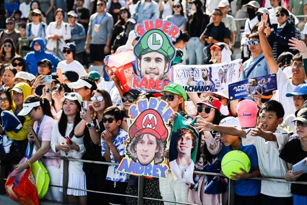 BEIJING, CHINA - SEPTEMBER 30: Fans chher during the Men s Doubles Semifinal match between Benjamin Bonzi of France and Tallon Griekspoor of Netherlands, Karen Khachanov and Andrey Rublev on day 9 of the 2025 China Open at the National Tennis Center on September 30, 2025 in Beijing, China.  Copyright: xVCGx 111594176755